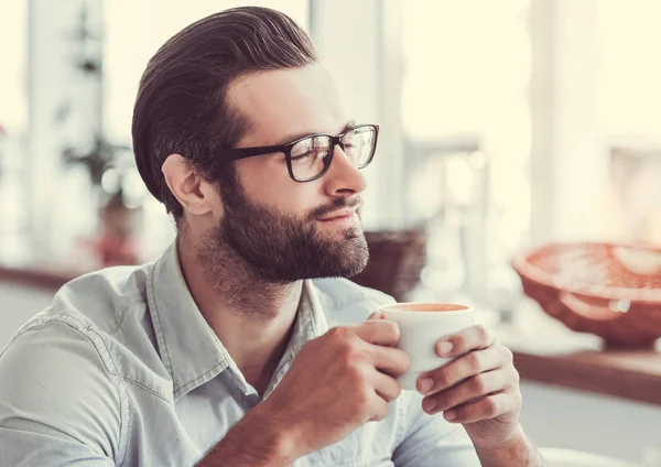 Επιχειρηματίας που εργάζεται σε cafe — Φωτογραφία Αρχείου