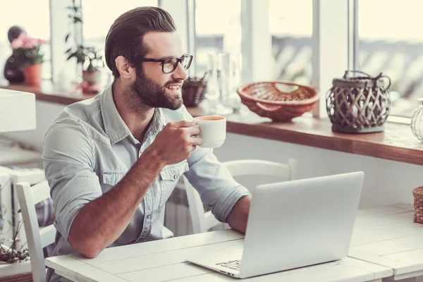 Geschäftsmann arbeitet im Café — Stockfoto