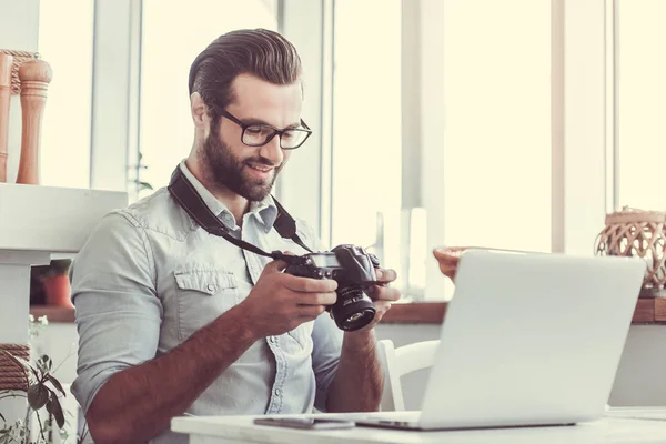 Fotografo in caffetteria — Foto Stock