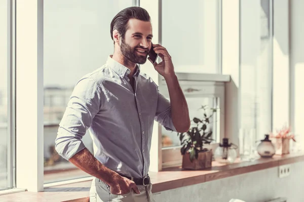 Guapo joven hombre de negocios — Foto de Stock