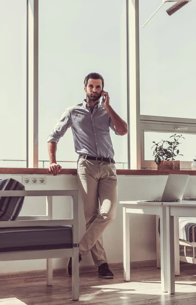 Guapo joven hombre de negocios —  Fotos de Stock