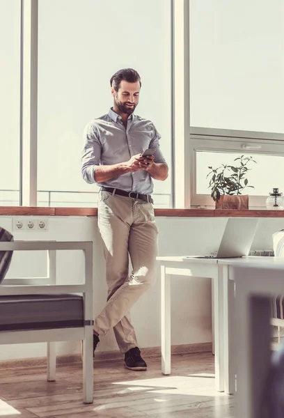 Guapo joven hombre de negocios — Foto de Stock