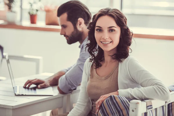 Pareja en la cafetería — Foto de Stock