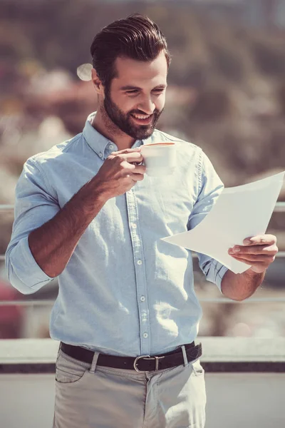 Beau homme d'affaires en plein air — Photo