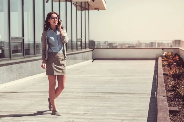 Business lady outdoors — Stock Photo, Image