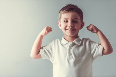 Şirin küçük çocuk.