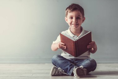 Şirin küçük çocuk.