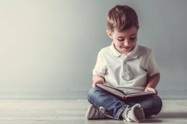 Şirin küçük çocuk.