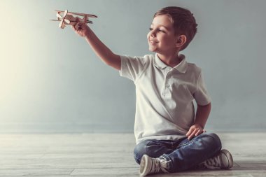 Şirin küçük çocuk.