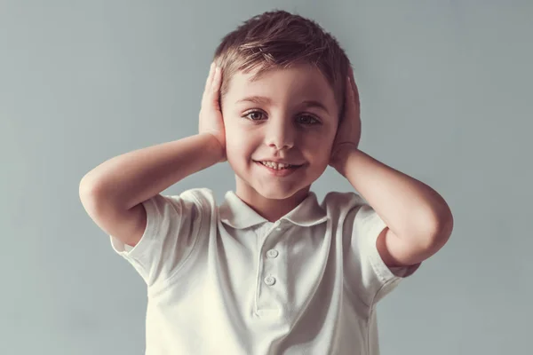 Niedlicher kleiner Junge — Stockfoto