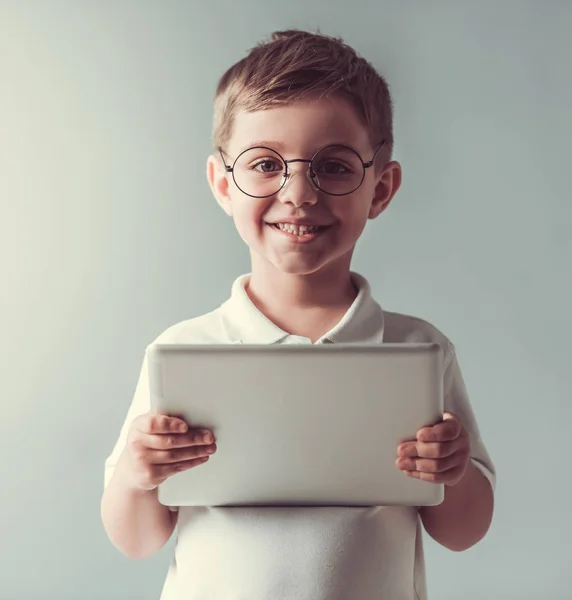 Pequeno menino bonito — Fotografia de Stock