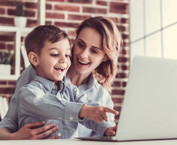 Mãe e filho — Fotografia de Stock