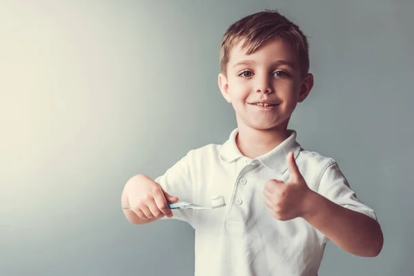 Pequeno menino bonito — Fotografia de Stock