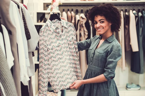 Afro Americká dívka dělá nakupování — Stock fotografie