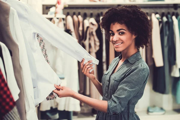 Afro American girl doen winkelen — Stockfoto