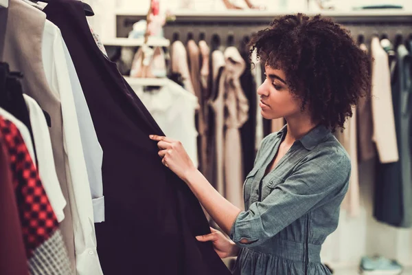 Afro chica americana haciendo compras — Foto de Stock