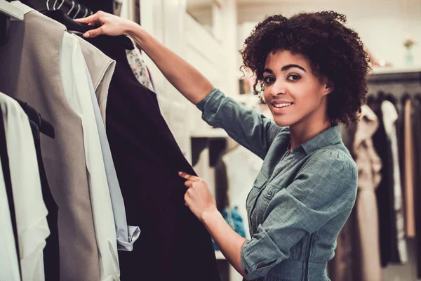 Afro chica americana haciendo compras — Foto de Stock