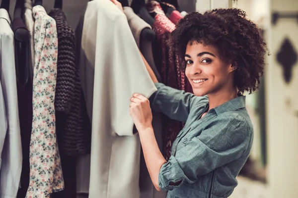 Afro Americká dívka dělá nakupování — Stock fotografie