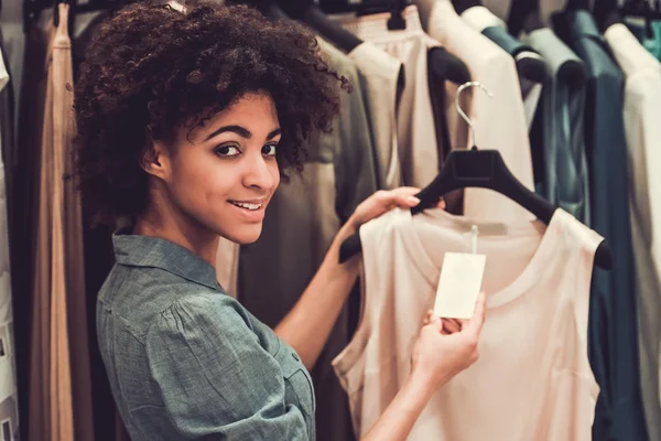 Afro Americká dívka dělá nakupování — Stock fotografie