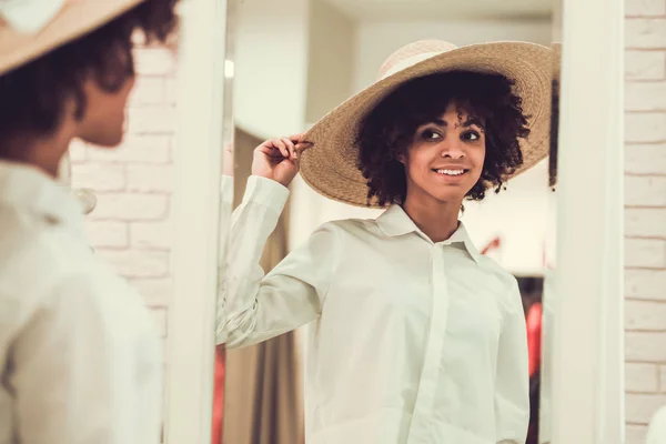 Afro chica americana haciendo compras —  Fotos de Stock