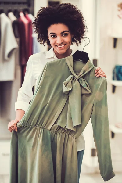 Afro menina americana fazendo compras — Fotografia de Stock