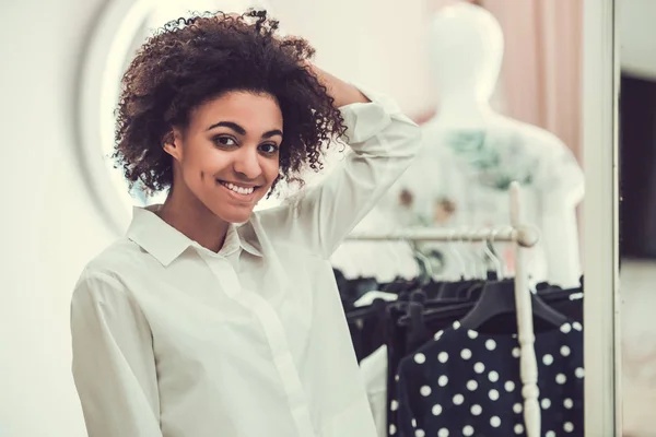 Afro chica americana haciendo compras —  Fotos de Stock