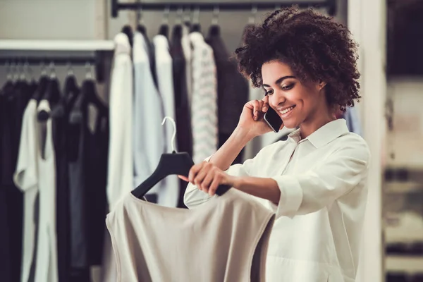 Afro chica americana haciendo compras — Foto de Stock