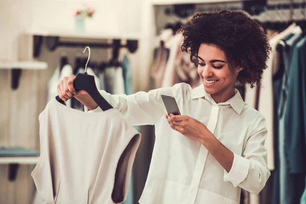 Afro menina americana fazendo compras — Fotografia de Stock