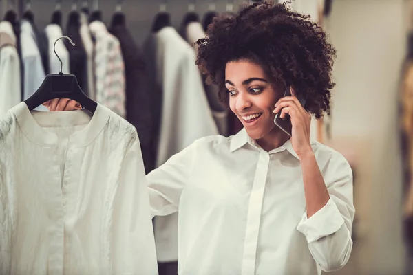 Afro chica americana haciendo compras — Foto de Stock