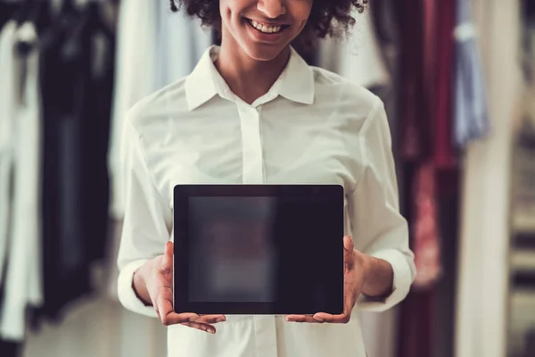 Afro American sales assistant — Stock Photo, Image