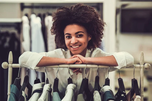 Afro American girl doen winkelen — Stockfoto