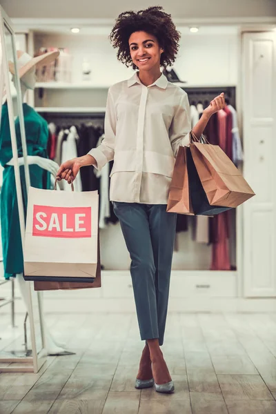 Afro American girl doing shopping — Stock Photo, Image