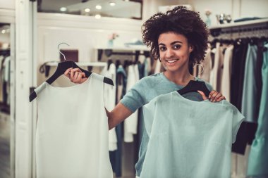 Alışveriş yaparken Afro Amerikan kız