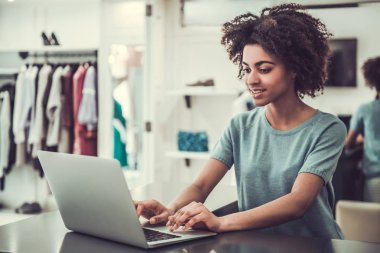 Afro Amerikan satış asistanı