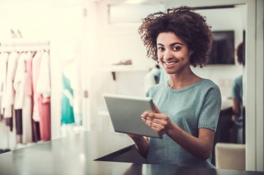 Afro Amerikan satış asistanı