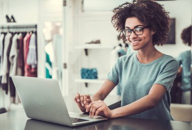 Afro Amerikan satış asistanı