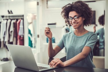 Afro Amerikan satış asistanı