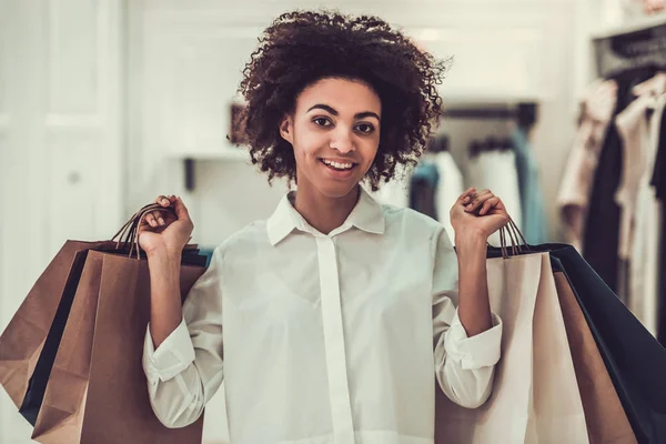 Afro American girl doing shopping — Stock Photo, Image