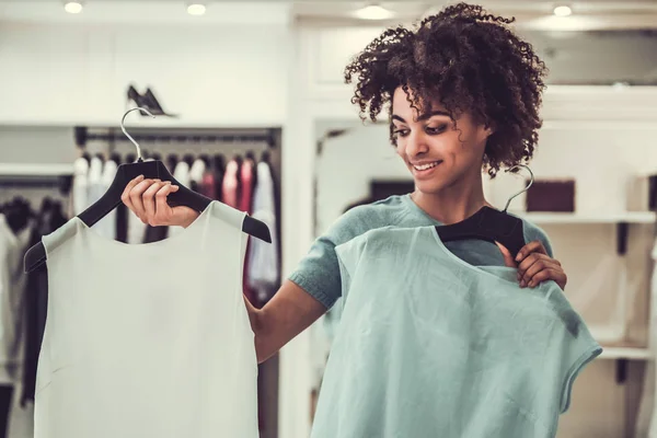 Afro chica americana haciendo compras — Foto de Stock