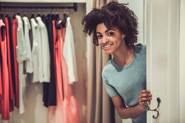 Afro chica americana haciendo compras — Foto de Stock