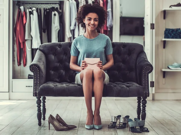 Афро-американская девушка делает покупки — стоковое фото
