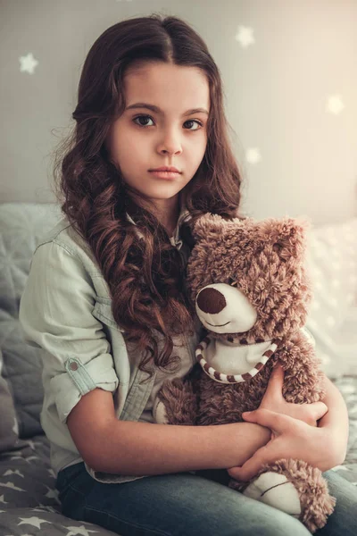 Hermosa colegiala en casa — Foto de Stock