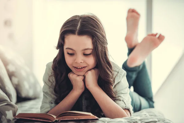 Schöne Schulmädchen zu Hause — Stockfoto