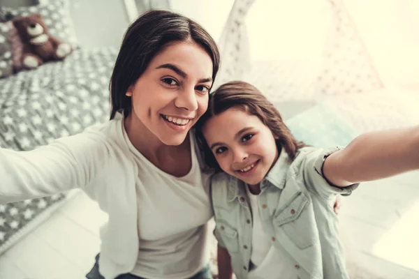 Hermosa Chica Escuela Mamá Están Abrazando Mirando Cámara Sonriendo Mientras —  Fotos de Stock