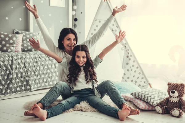 Mamá y su hija — Foto de Stock