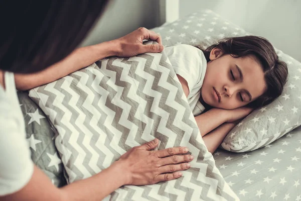 Hermosa chica durmiendo — Foto de Stock