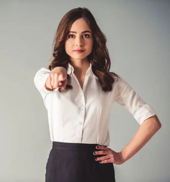 Schöne Junge Geschäftsfrau Anzug Blickt Und Zeigt Die Kamera Auf — Stockfoto