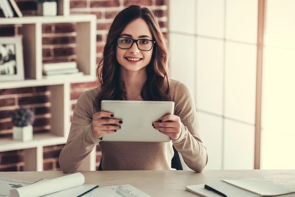 Schöne junge Geschäftsfrau arbeitet — Stockfoto