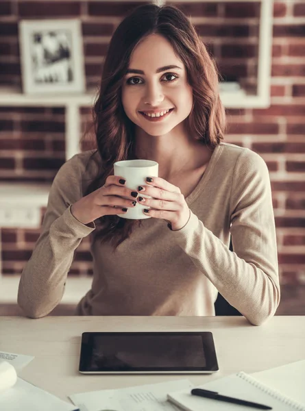 Mooie vrouwelijke student — Stockfoto