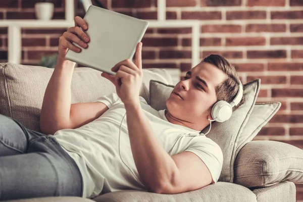 Jonge man thuis — Stockfoto